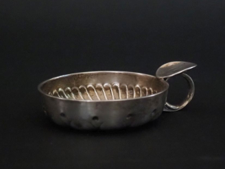 Vente aux enchères Taste-vin en argent 925, poinçon Minerve, à décor de monogramme sur la