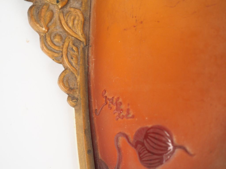 GALLE.  Applique en verre à décor gravé en camée à l'acide de capucine