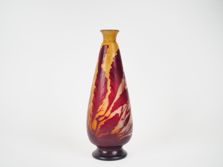 GALLE.  Vase ovoide à décor gravé en camée à l'acide de feuillage roug