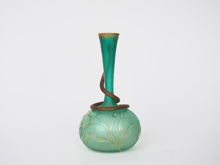 DAUM.  Vase en verre givré vert, à décor de fleurs et de feuillage, ag