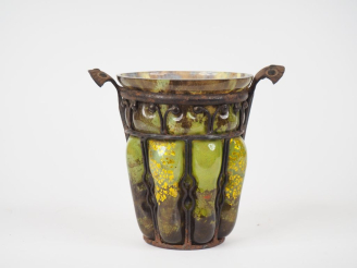 Vente aux enchères DAUM et MAJORELLE.  Vase en verre soufflé vert brun avec inclusions d'