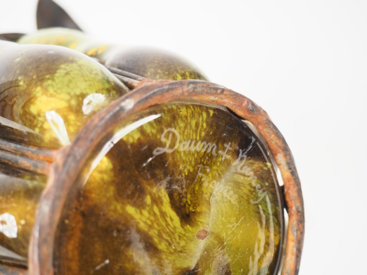 DAUM et MAJORELLE.  Vase en verre soufflé vert brun avec inclusions d'