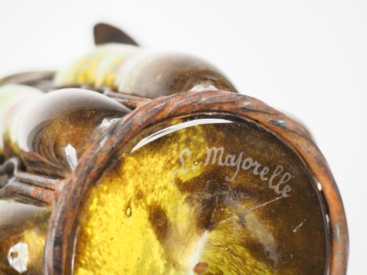 DAUM et MAJORELLE.  Vase en verre soufflé vert brun avec inclusions d'