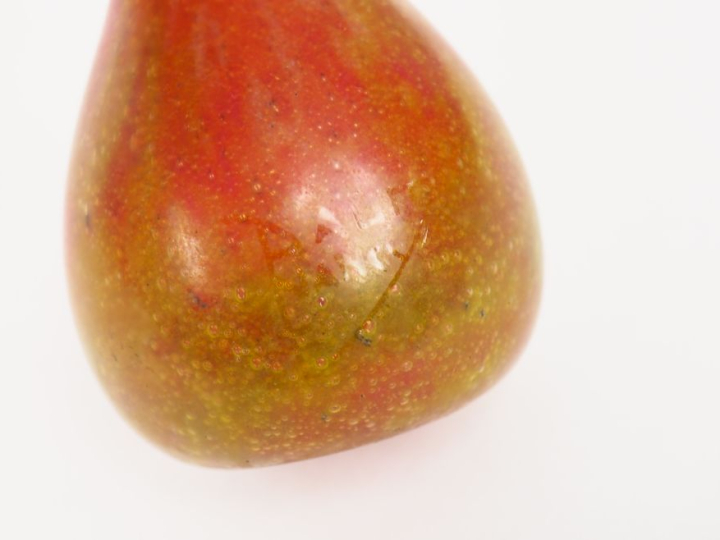 DAUM Nancy.  Soliflore en verre marbré rouge et jaune. Signé. H. 16 cm