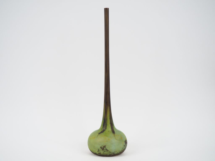 DAUM.  Grand vase berluze en verre marbré vert et noir. Signé Daum Nan