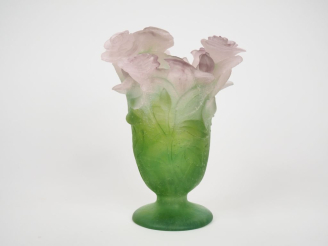 Vente aux enchères DAUM.  Vase en pate de verre polychrome verte et parme, à décor de bou