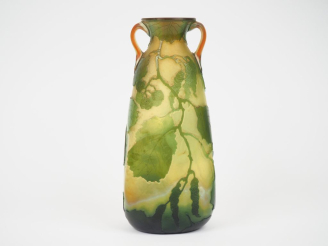 Vente aux enchères LEGRAS.  Vase en verre à décor gravé en camée à l'acide de framboises 