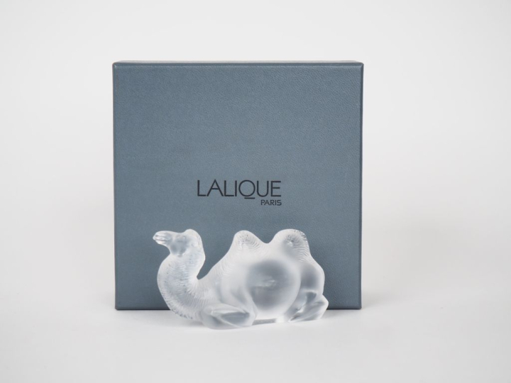 LALIQUE. "chameau couché" Sujet en cristal.  Signé