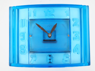 Vente aux enchères ATO.  Pendule en verre moulé bleu. Signée. Dim. 17 x 23 cm