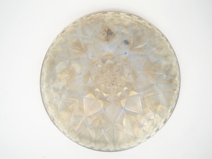 HUNEBELLE.  Coupe (suspension) en verre moulé opalescent à décor en re