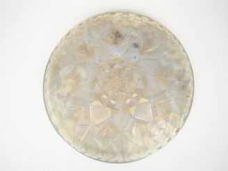 Vente aux enchères HUNEBELLE.  Coupe (suspension) en verre moulé opalescent à décor en re