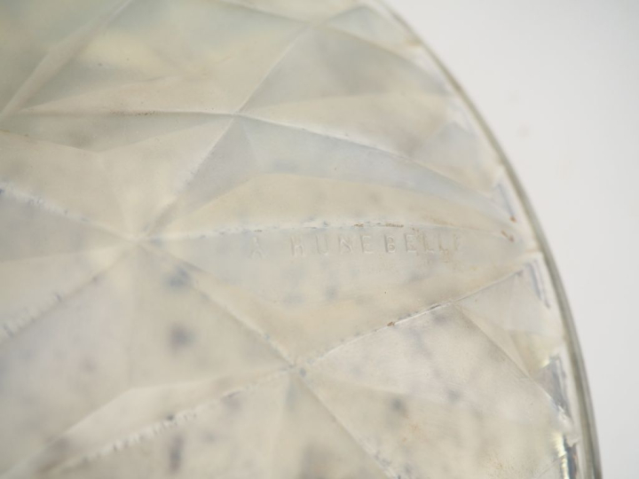 HUNEBELLE.  Coupe (suspension) en verre moulé opalescent à décor en re