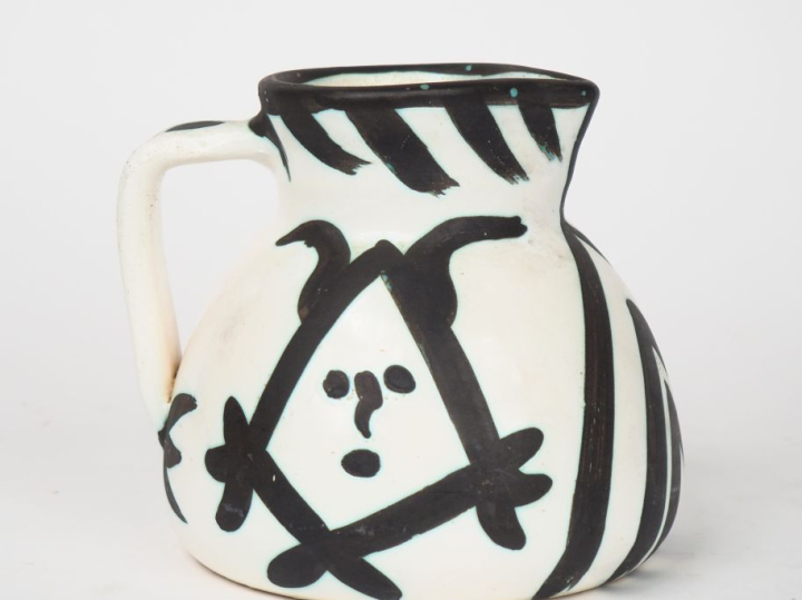 PICASSO.  Pichet en céramique. Signé  Edition Picasso Madoura. Dim. 14