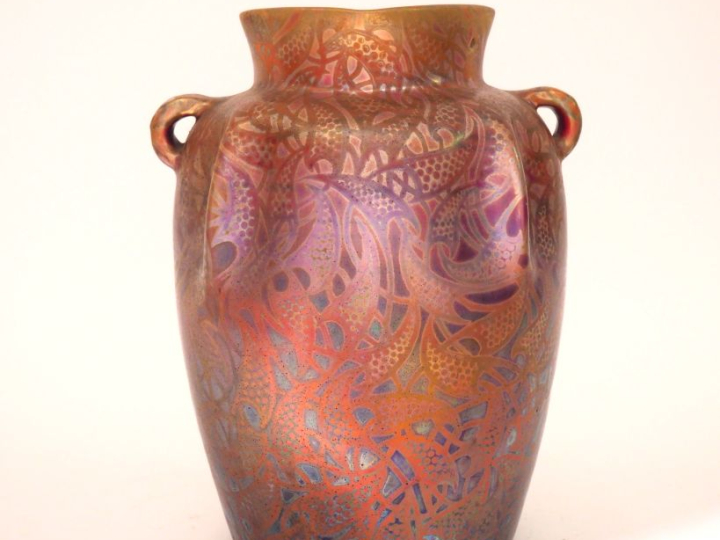 Clément MASSIER. Grand vase à anses en céramique irisée. Signé et situ