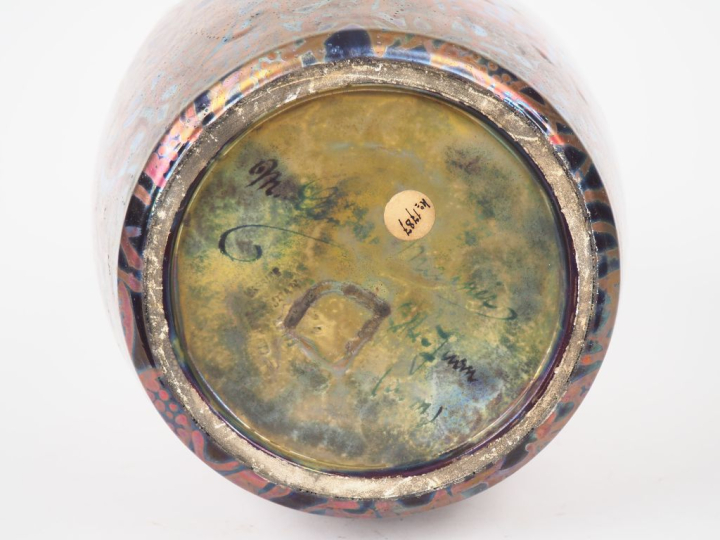 Clément MASSIER. Grand vase à anses en céramique irisée. Signé et situ