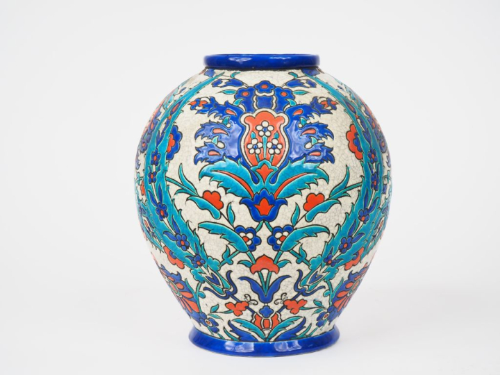 KERAMIS.  Vase ovoide en céramique, à décor d'émaux polychromes dans l