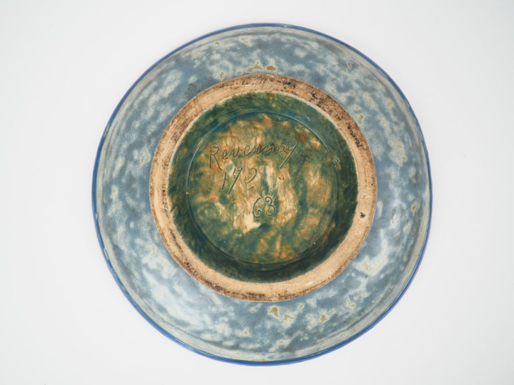 REVERNAY.  Coupe sur talon Art Déco en grès polychrome, à décor de mot