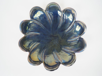 Vente aux enchères RAMBERVILLERS.  Coupe en céramique bleue irisée en forme de fleur. Sig