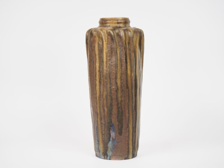 Emile MULLER.  Vase en grès flammé brun nuancé vert. Signé H. 42 cm
