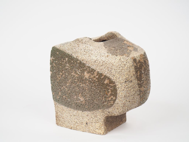 Vase en grès à décor abstrait vert et ocre. Dim. 24 x 24 x 16 cm