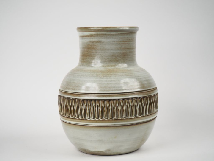 Huguette BESSONE. Vase ovoide en céramique blanche et brune de Vallaur