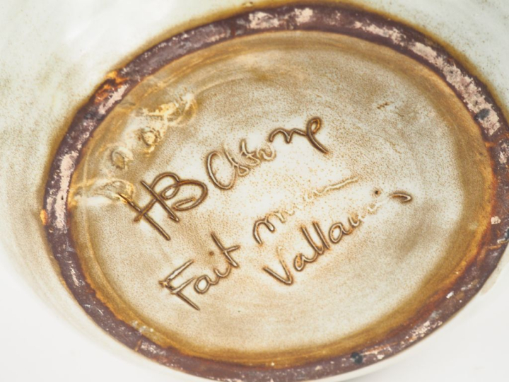 Huguette BESSONE. Vase ovoide en céramique blanche et brune de Vallaur