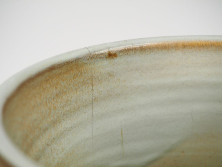 Huguette BESSONE. Vase ovoide en céramique blanche et brune de Vallaur