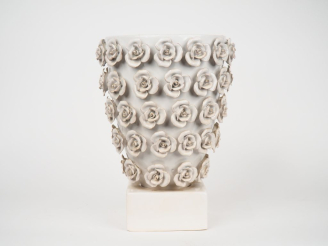 Vente aux enchères Vase en céramique contemporaine blanche à décor de roses en relief.  H