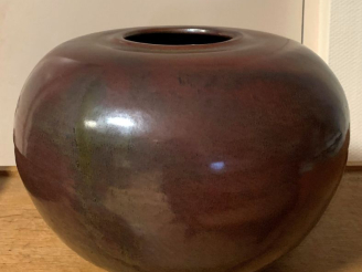 Vente aux enchères Chrisitine VIALLET KUHN. Grand vase ovoide en grès rouge moucheté.  Si