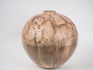 Vente aux enchères Claude CHAMPY. Grand vase en grès polychrome dans des tonalités grège,