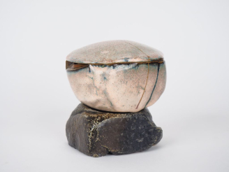 Vente aux enchères Claude CHAMPY.  Sculpture boite en grès beige nuancé de vert. H. 11 cm