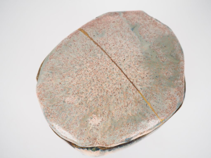 Claude CHAMPY.  Sculpture boite en grès beige nuancé de vert. H. 11 cm