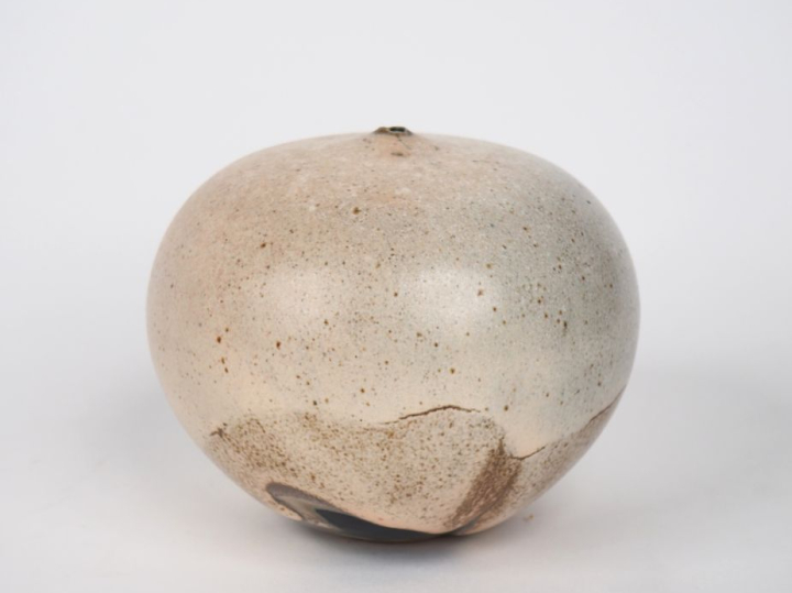Claude CHAMPY.  Vase soliflore en grès beige, nuancé de noir. Signé H.