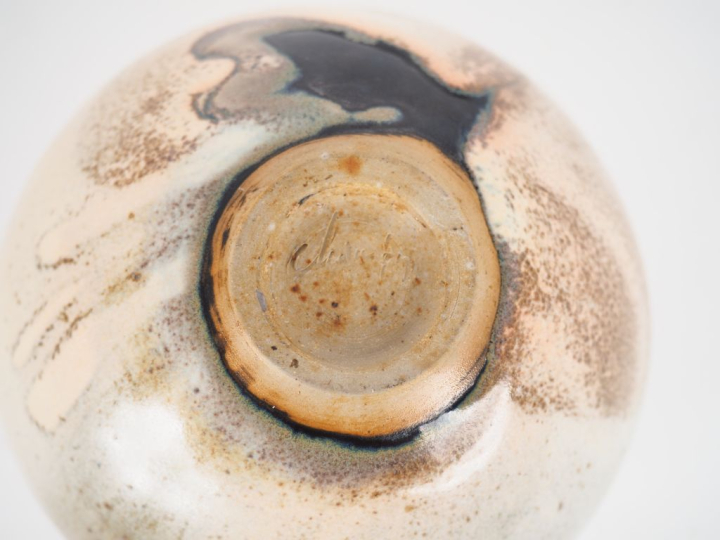 Claude CHAMPY.  Vase soliflore en grès beige, nuancé de noir. Signé H.