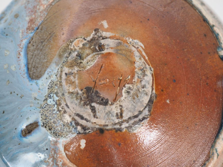 Claude CHAMPY.  Vase en grès moucheté gris, bleu et noir. Signé H. 11 