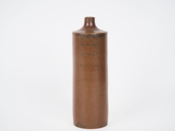 LACHENY.  Vase cylindrique soliflore en grès brun. Signé H. 20,5 cm