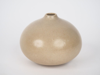 Vente aux enchères Cristina MERCHAN. Vase sofliflore en grès beige.  H. 9,5 cm Signé