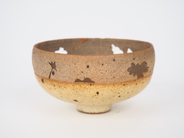 Jean DERVAL.  Bol en grès beige à décor ajouré.  Signé H. 6,5 cm - dia