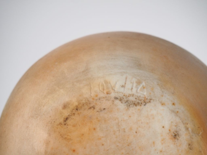 Elisabeth JOULIA.  Vase en grès beige. Signé