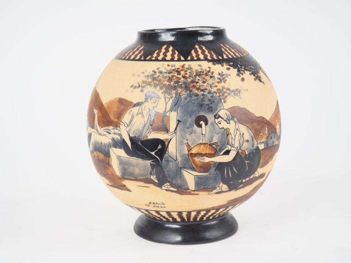 CIBOURE.  Vase boule sur piédouche en céramique, à décor de paysan à l