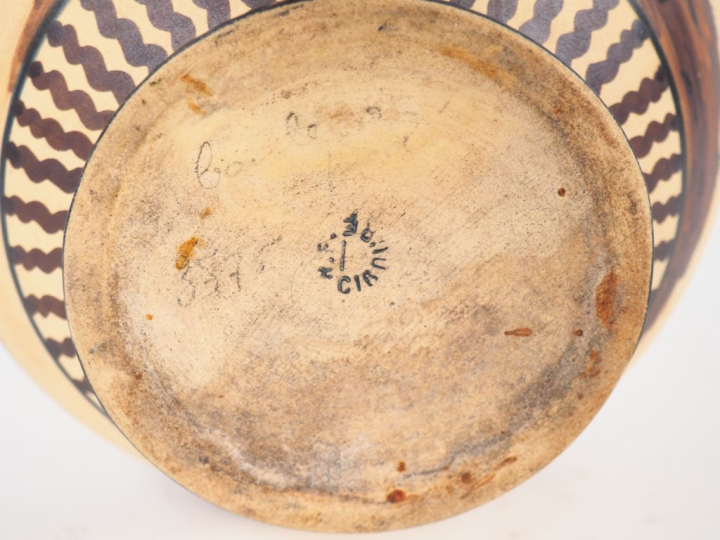 CIBOURE.  Vase boule sur piédouche en céramique, à décor de paysan à l