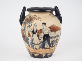 Vente aux enchères CIBOURE.  Vase ovoide à anses, en céramique, à décor de famille basque