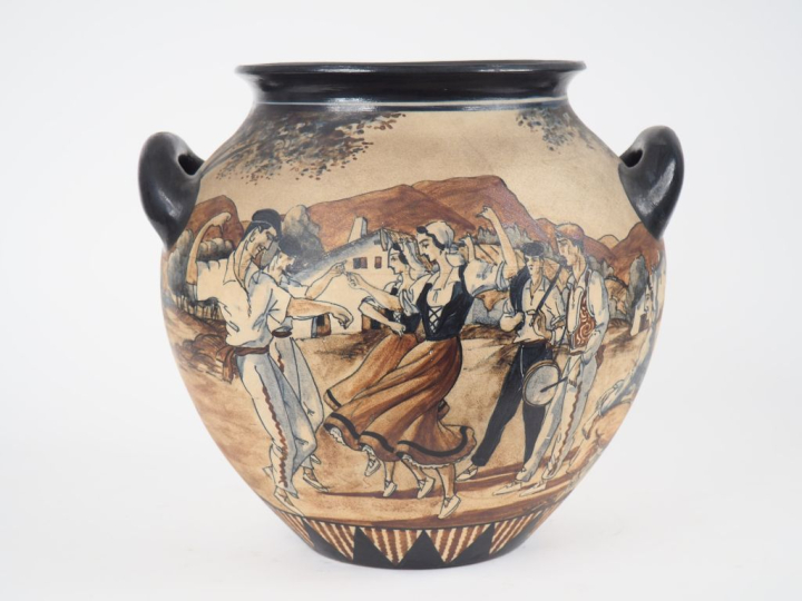 CIBOURE.  Grand vase ovoide à anses en céramique, à décor de pelotari 