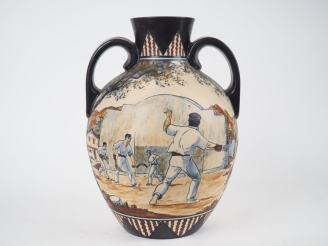 Vente aux enchères CIBOURE.  Vase ovoide à anses en céramique à décor de pelotari et de f