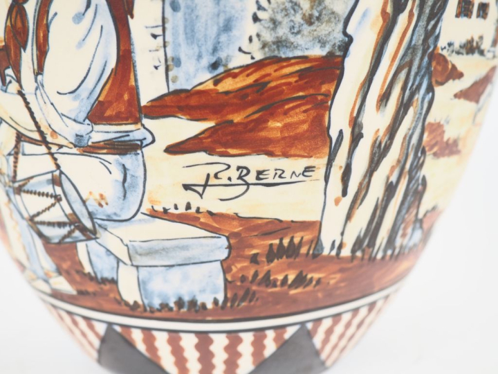 CIBOURE.  Vase ovoide à anses en céramique à décor de pelotari et de f