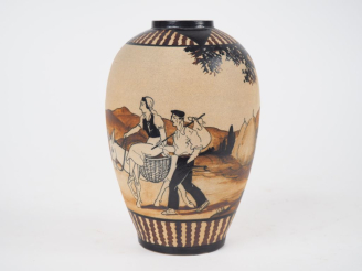 Vente aux enchères CIBOURE. Vase ovoide en céramique, à décor de paysans basques et leurs