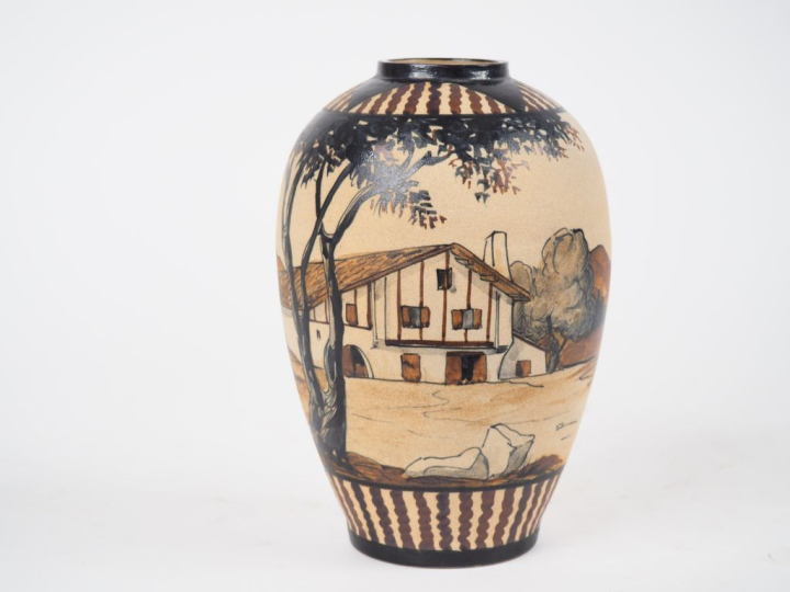 CIBOURE. Vase ovoide en céramique, à décor de paysans basques et leurs