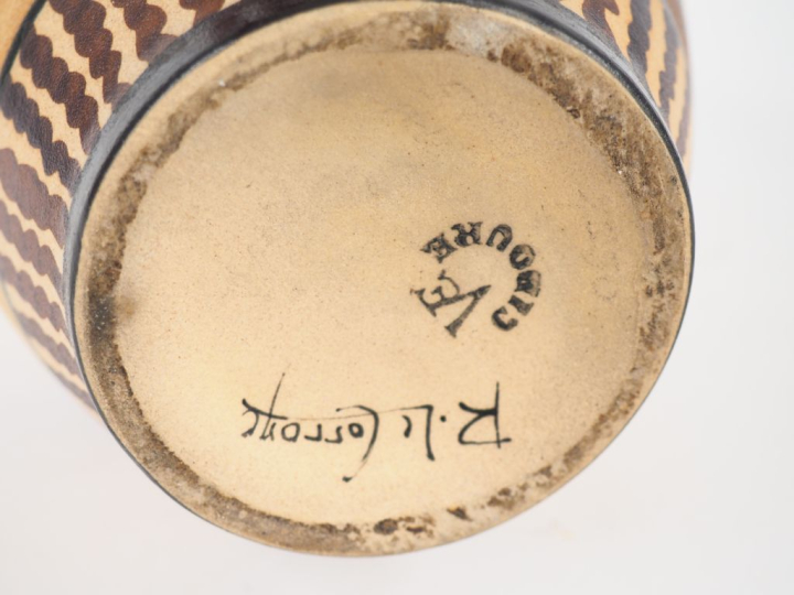 CIBOURE. Vase ovoide en céramique, à décor de paysans basques et leurs