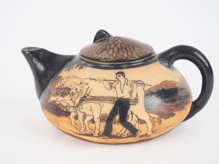 CIBOURE.  Théière en céramique à décor de paysan et de ses bœufs devan
