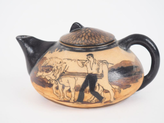 Vente aux enchères CIBOURE.  Théière en céramique à décor de paysan et de ses bœufs devan